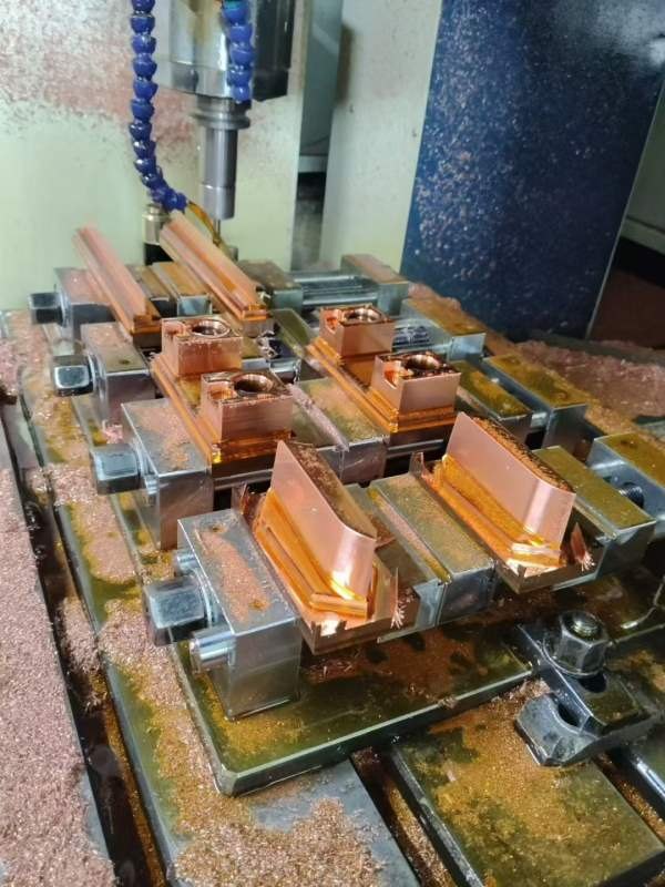 工厂在位享誉650精雕机一台，新代系统，转数24000，BT.