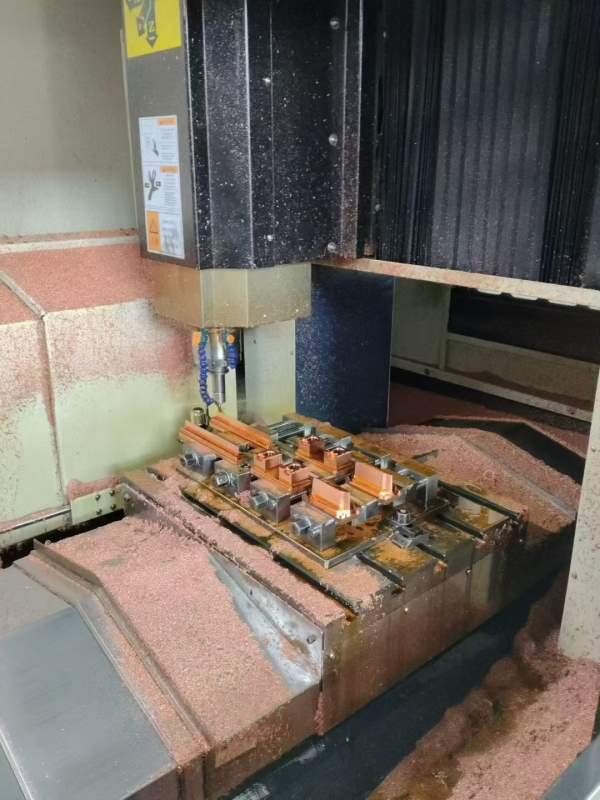 工厂在位享誉650精雕机一台，新代系统，转数24000，BT.