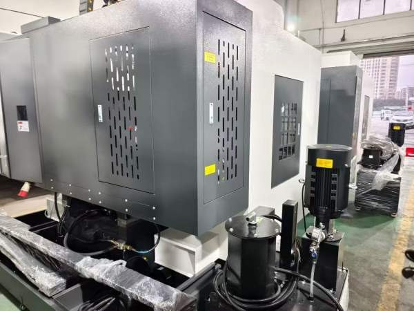 后两台全新小巨人855加工中心，三菱M80系统，B T40主.