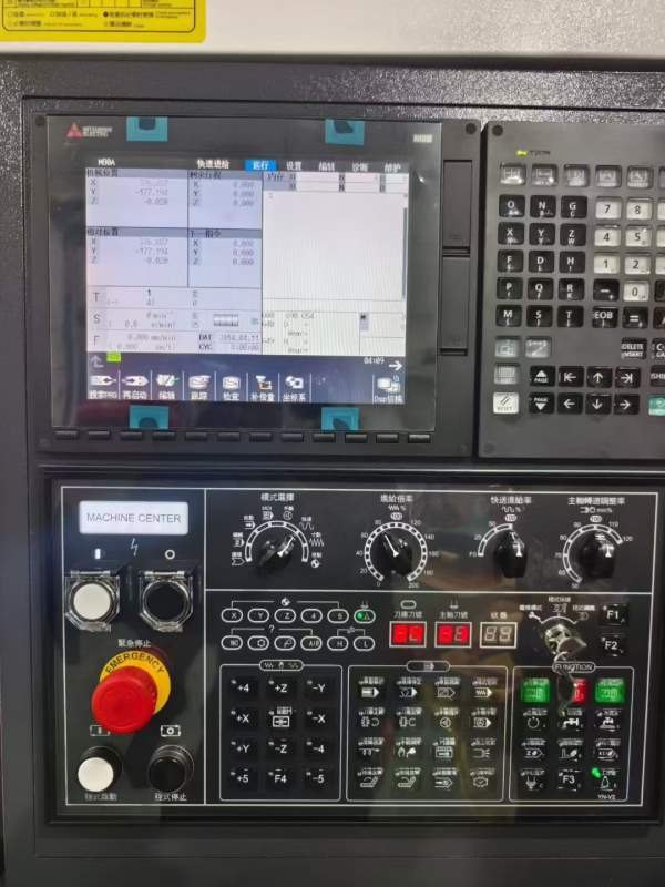 后两台全新小巨人855加工中心，三菱M80系统，B T40主.