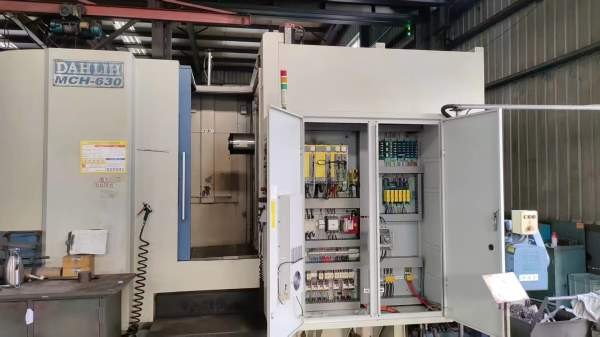 台湾大立630卧加，回转交换双工位，BT50齿轮头，三轴.