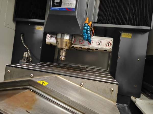 杨森雕铣机，洛阳仓库。