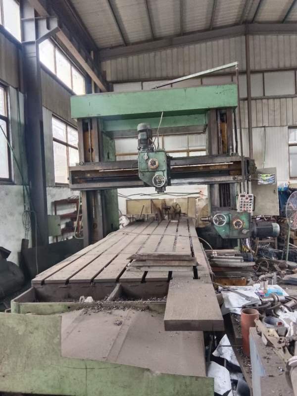 刚刚买下2米6米龙门铣床。龙门过宽两米，工作台。铣头.