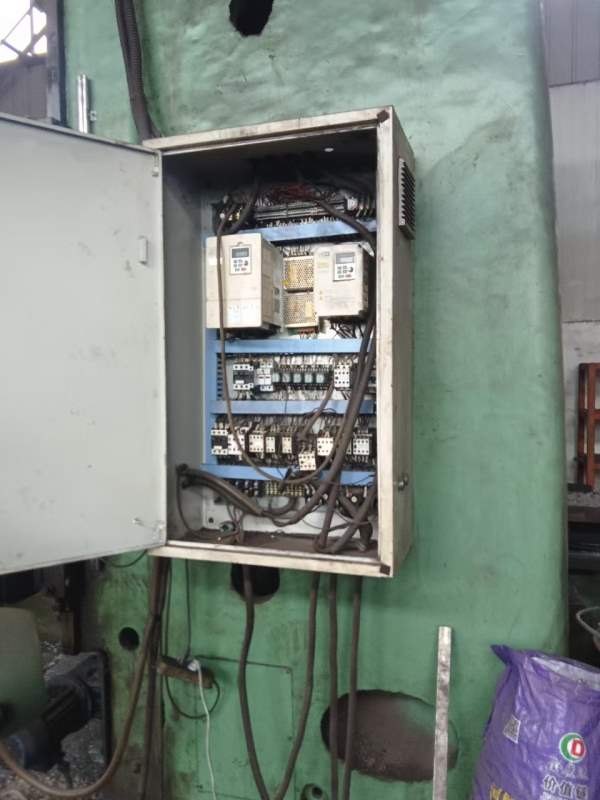 刚刚买下2米6米龙门铣床。龙门过宽两米，工作台。铣头.