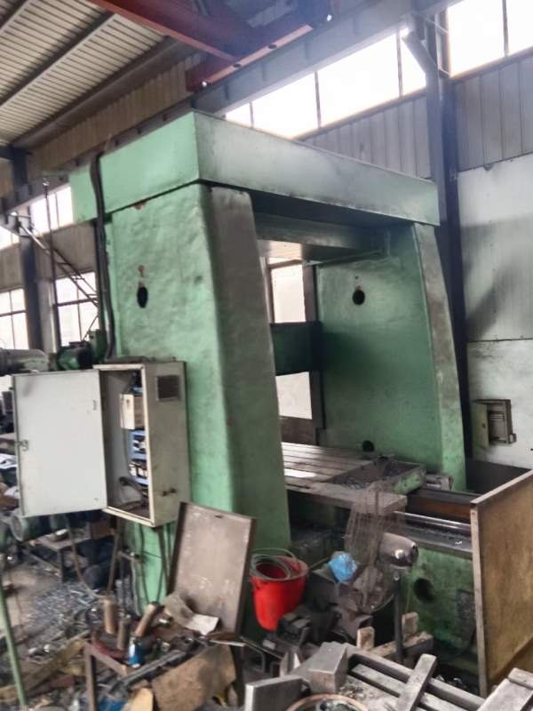 刚刚买下2米6米龙门铣床。龙门过宽两米，工作台。铣头.