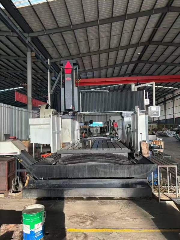 新定乔峰4028龙门，工作台2米4米，门宽2.8米，门高1.4.