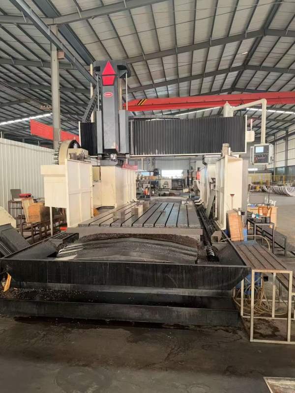 新定乔峰4028龙门，工作台2米4米，门宽2.8米，门高1.4.