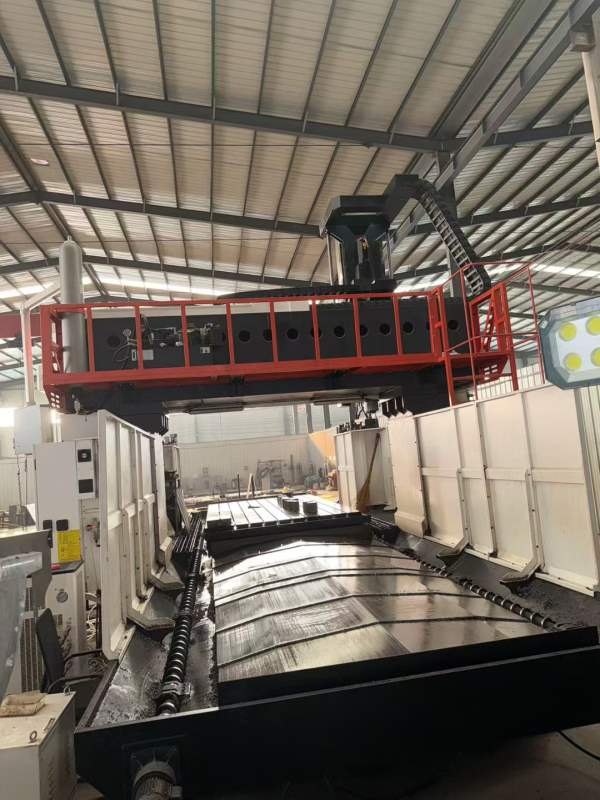 新定乔峰4028龙门，工作台2米4米，门宽2.8米，门高1.4.