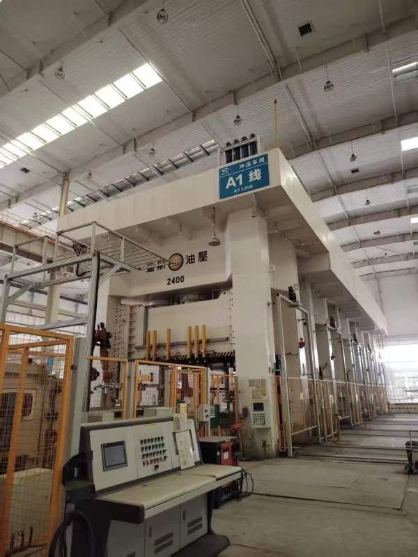 两条台湾迪斯液压机生产线，一条2400打头，一条1200打.