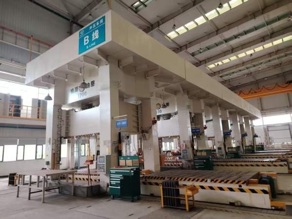 两条台湾迪斯液压机生产线，一条2400打头，一条1200打.