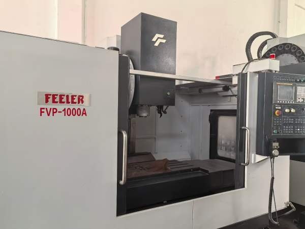 同款两台高配友佳1000加工中心，两线一硬，机械臂刀库.