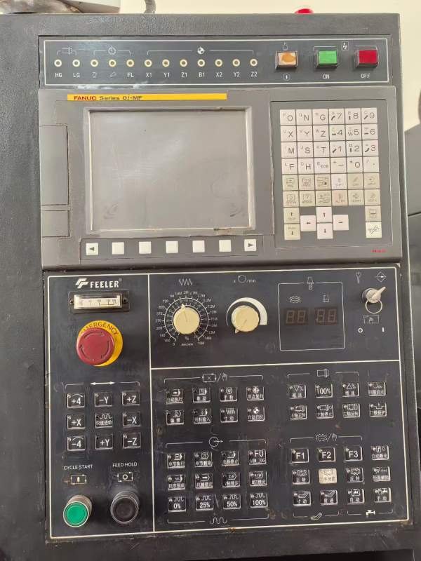 同款两台高配友佳1000加工中心，两线一硬，机械臂刀库.