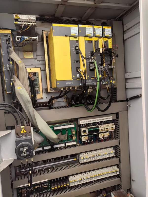 同款两台高配友佳1000加工中心，两线一硬，机械臂刀库.