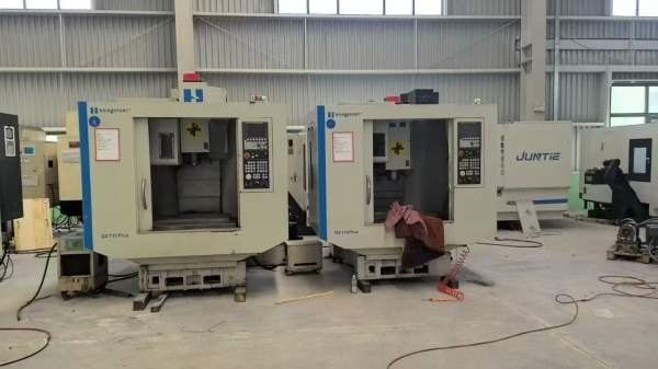 新到2台17年美国哈挺710加工中心三轴线轨BT40主轴直连.