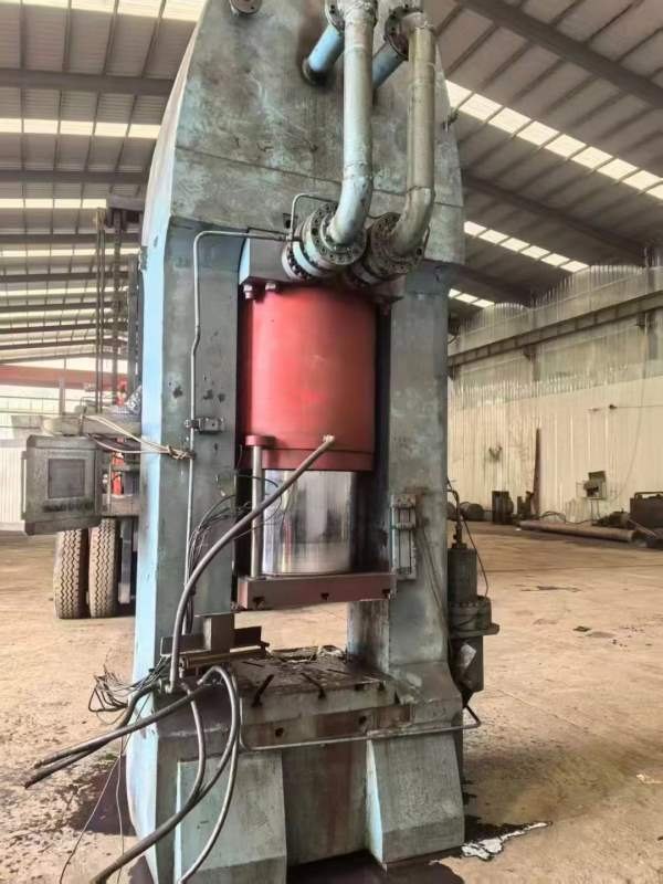 1600吨框架液压机出售，工作台面700X750毫米，油缸行.