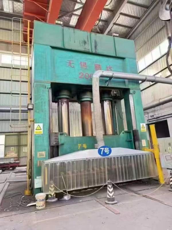 无锡2000吨液压机，台面2.4米3.8米，开口2.5米，油缸.
