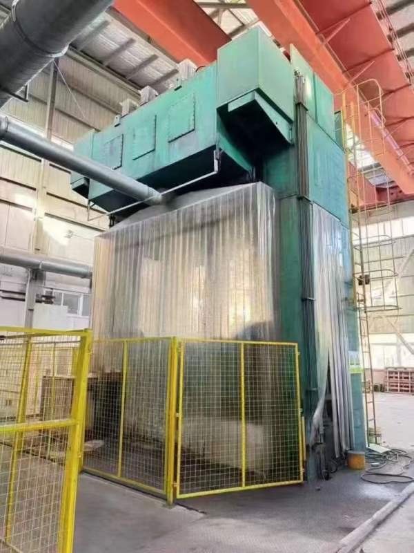 无锡2000吨液压机，台面2.4米3.8米，开口2.5米，油缸.