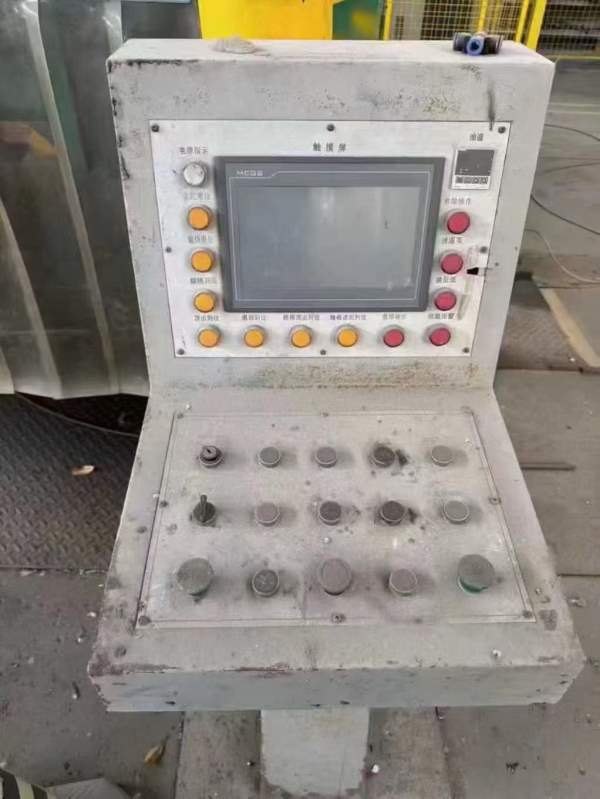 无锡2000吨液压机，台面2.4米3.8米，开口2.5米，油缸.