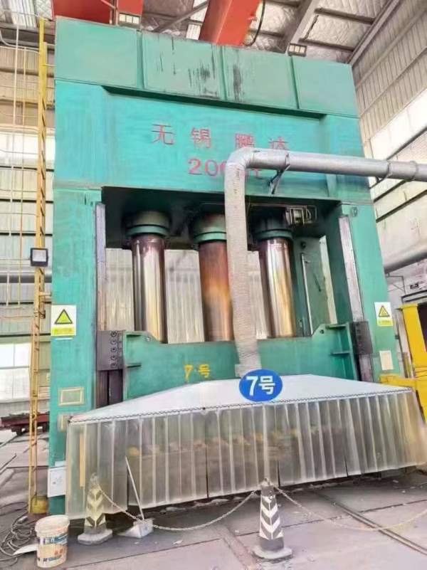 无锡2000吨液压机，台面2.4米3.8米，开口2.5米，油缸.