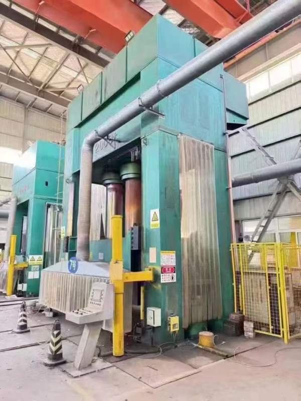 无锡2000吨液压机，台面2.4米3.8米，开口2.5米，油缸.