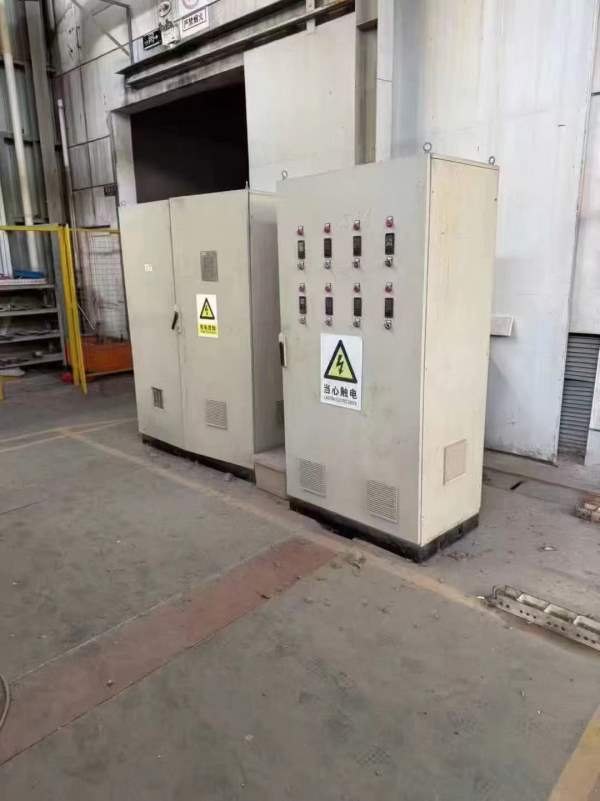 无锡2000吨液压机，台面2.4米3.8米，开口2.5米，油缸.