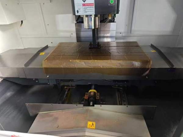 昆山河海全新855加工中心到货，三菱M80系统，三轴滚柱.