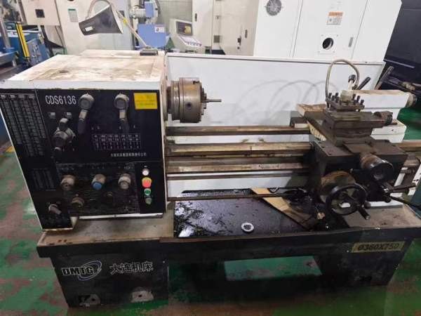 刚到准新机大连6136车床，擦一下几乎全新