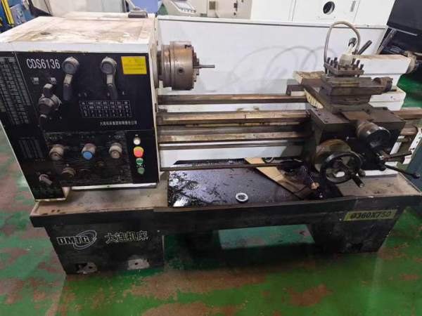 刚到准新机大连6136车床，擦一下几乎全新