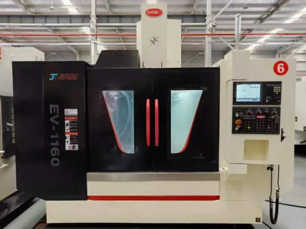 乔锋EV-1160加工中心2022年，还有一台三菱M80系统三轴.