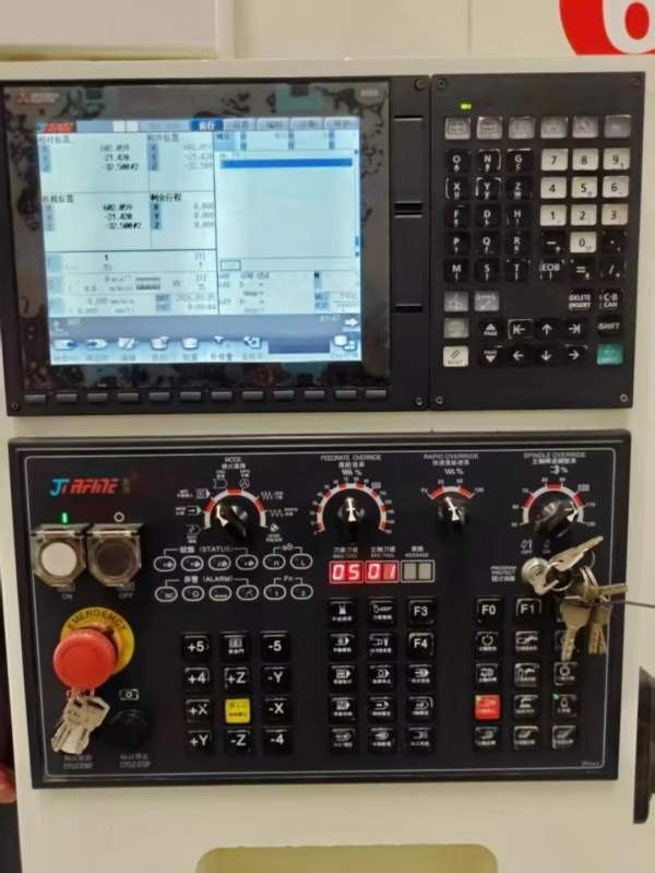 乔锋EV-1160加工中心2022年，还有一台三菱M80系统三轴.