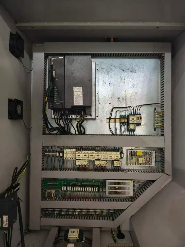 南京佳有1160加工中心两线一硬导轨.三菱M80系统BT40主.