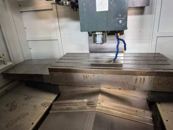 南京佳有1160加工中心两线一硬导轨.三菱M80系统BT40主.