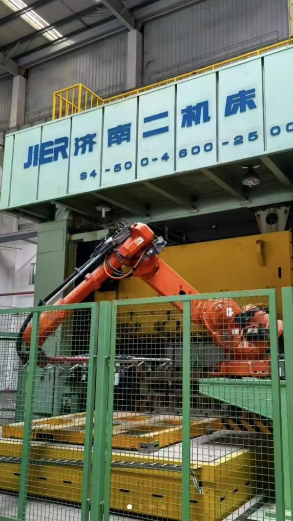 大台面的500吨机械压力机，46002400，带机械手。感兴.