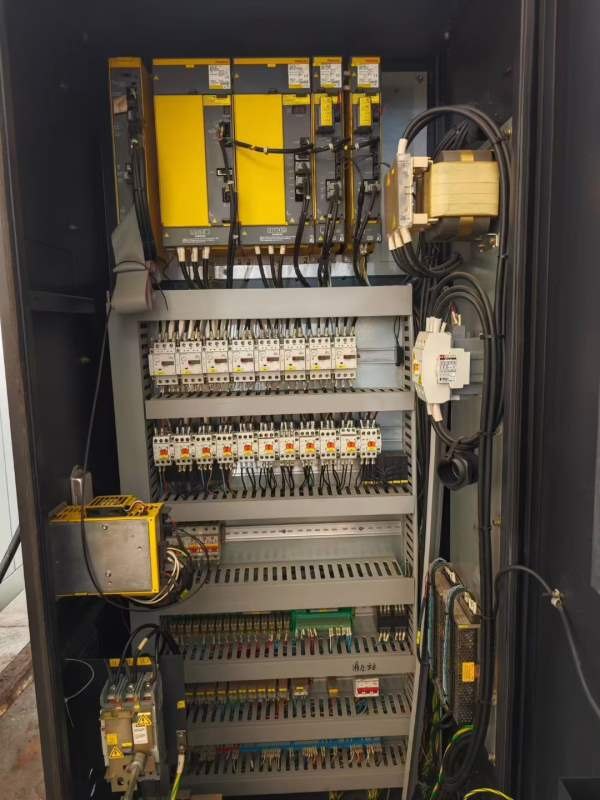 斗山655加工中心，成色很好，bt40主轴带四轴，阿尔法.