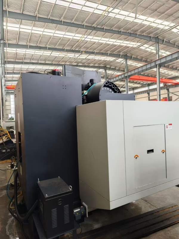 斗山655加工中心，成色很好，bt40主轴带四轴，阿尔法.