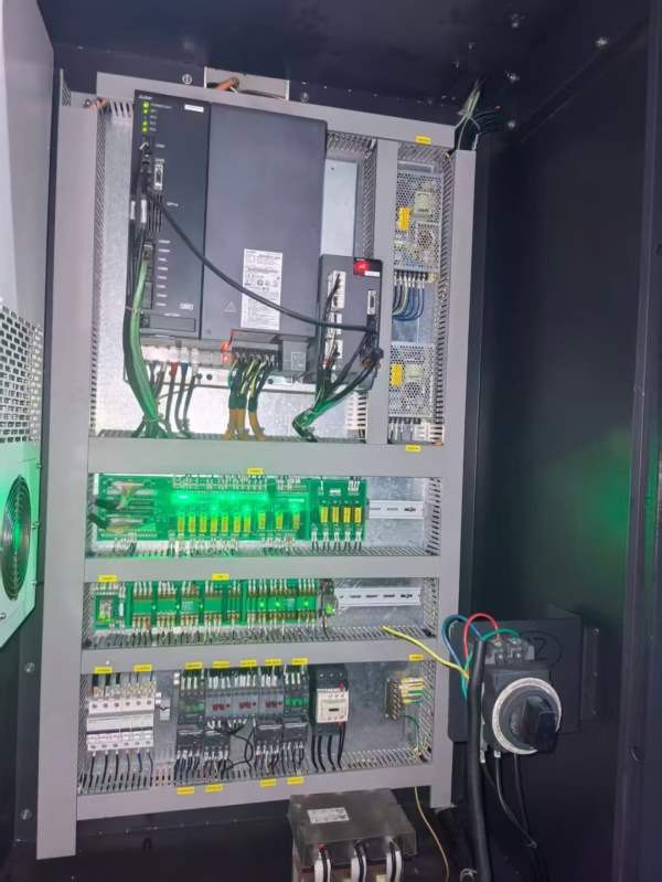 昆山永力源数控立加三轴滚柱导轨.三菱M80系统BT40主轴.