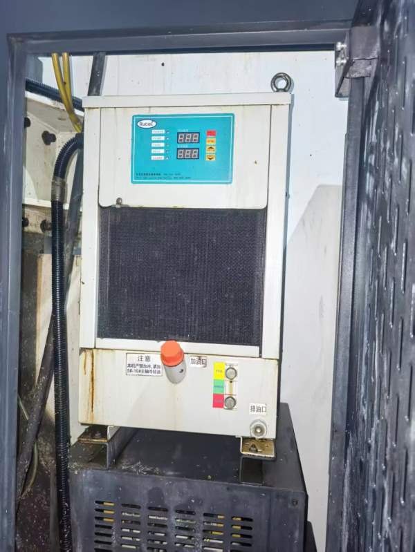 昆山永力源数控立加三轴滚柱导轨.三菱M80系统BT40主轴.