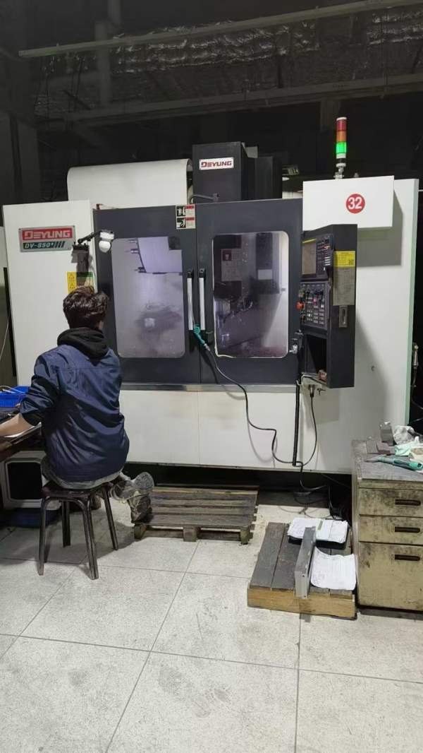 德扬DV850加工中心，2022年出厂，三轴线轨，发那科普.
