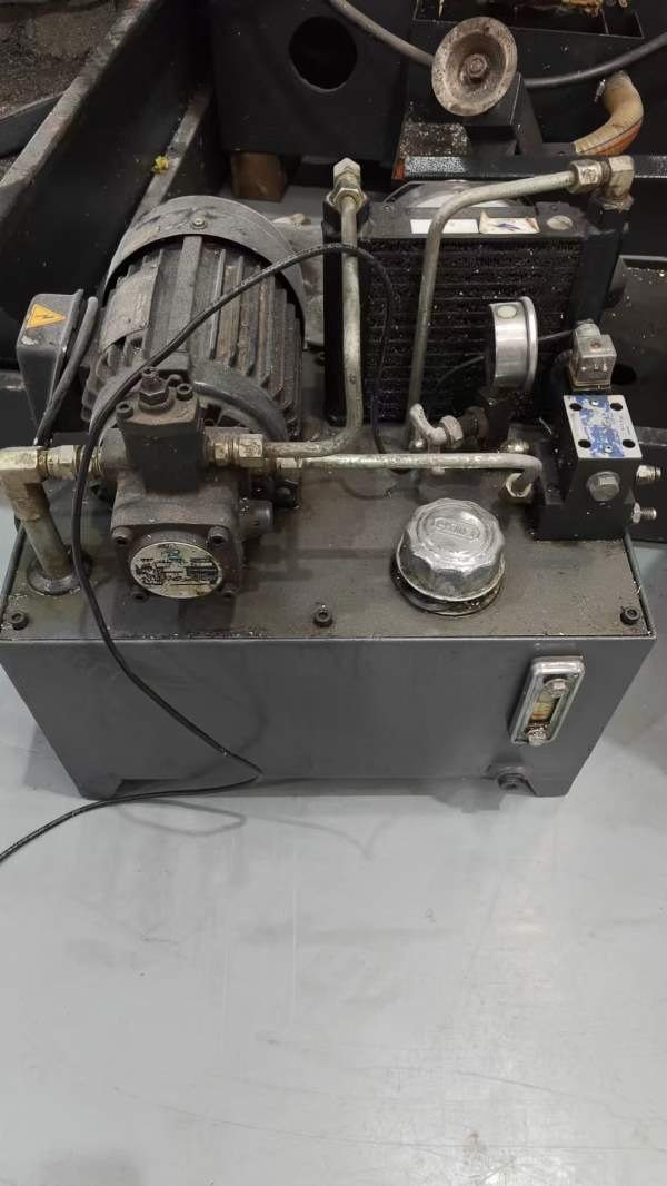 255四轴一套，三菱m80系统，带液压站