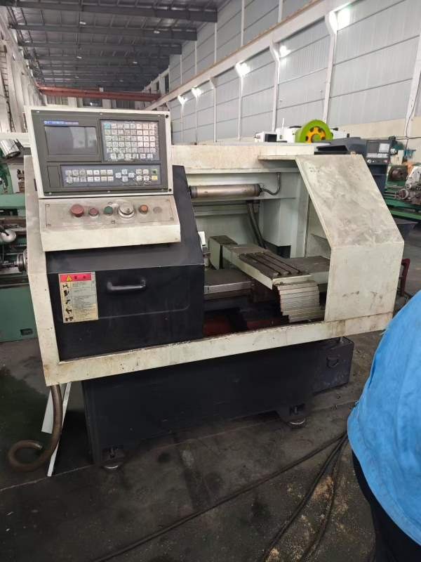 刚到0640数控车床，液压卡盘，排刀