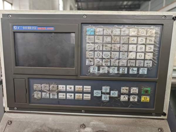 刚到0640数控车床，液压卡盘，排刀