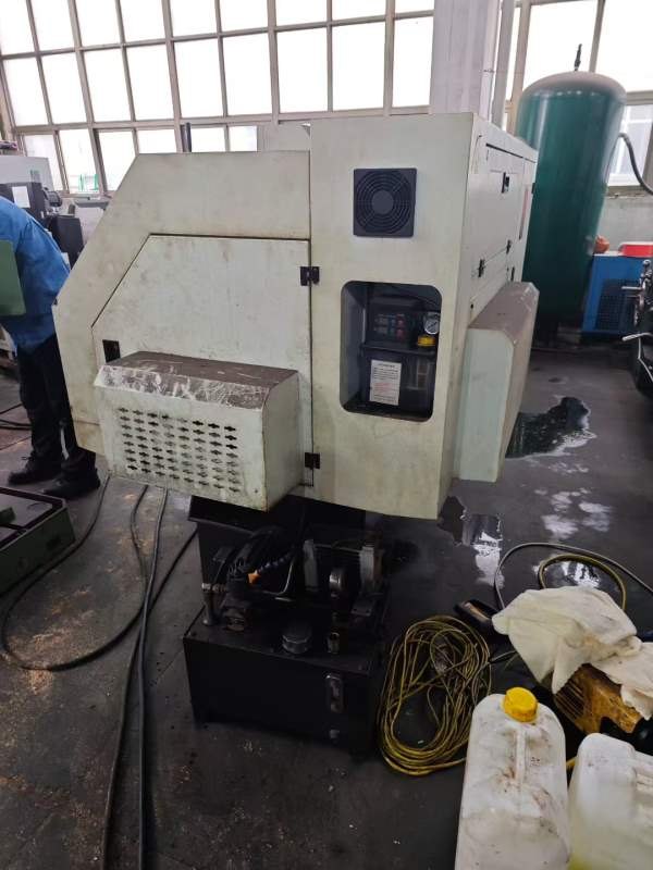 刚到0640数控车床，液压卡盘，排刀