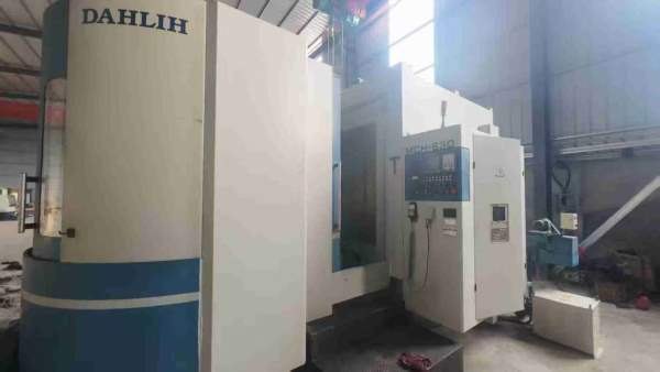 台湾大立630卧加，2台回转交换双工位，BT50齿轮头，三.