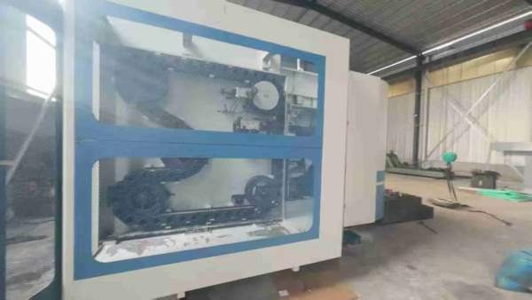 台湾大立630卧加，2台回转交换双工位，BT50齿轮头，三.