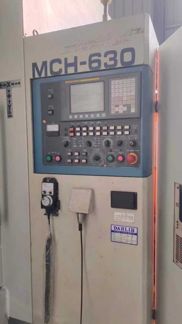 台湾大立630卧加，2台回转交换双工位，BT50齿轮头，三.