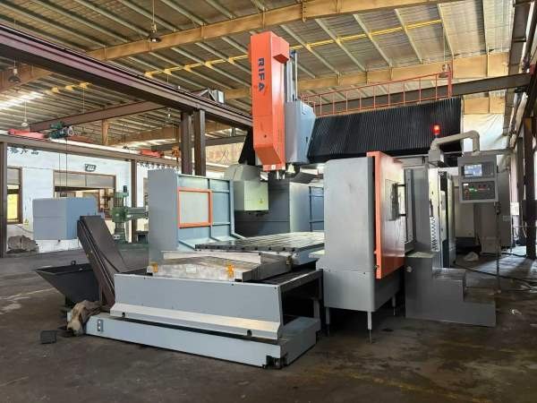 工厂在位，日发3022龙门加工中心．带刀库齿轮头中心出.