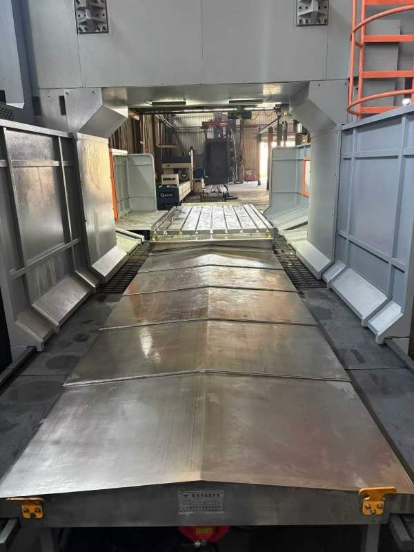 工厂在位，日发3022龙门加工中心．带刀库齿轮头中心出.