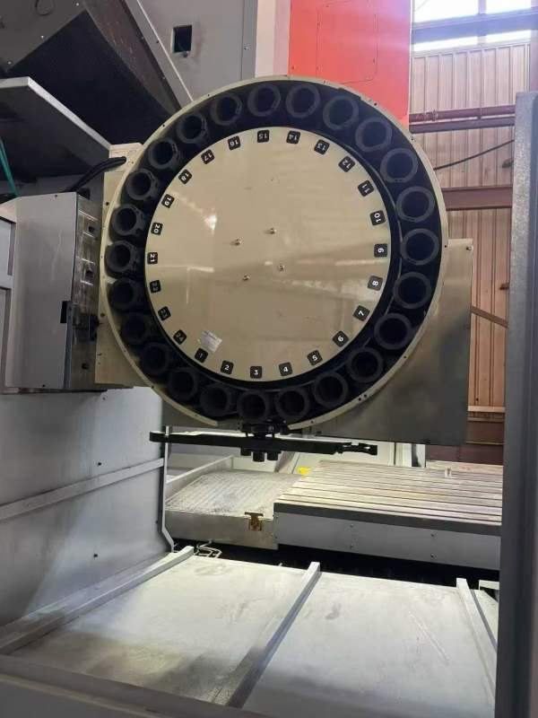 工厂在位，日发3022龙门加工中心．带刀库齿轮头中心出.