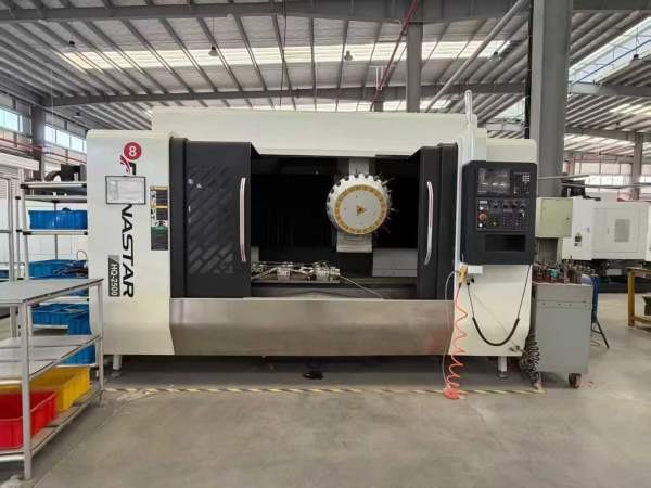 飞纳斯2500钻工中心，Y轴四条线轨