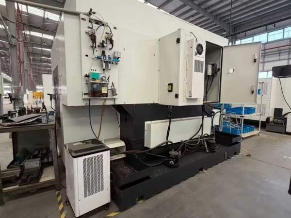 飞纳斯2500钻工中心，Y轴四条线轨